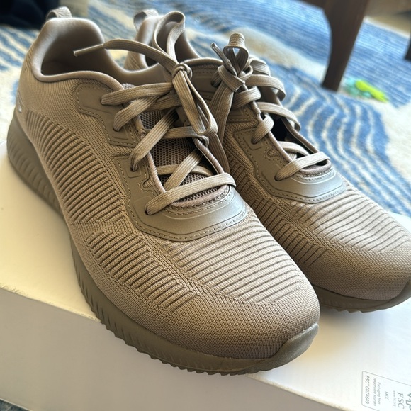 Sketchers sneaker taupe neutral monochrome memory foam wide fit NWOT - Picture 5 of 5